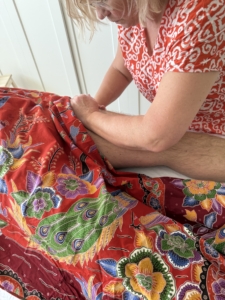 heliomassageinstruktør demonsterer brugen af underarmen til helio massage